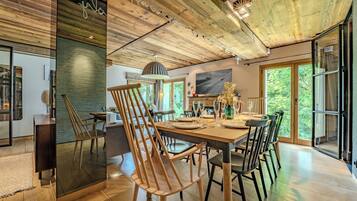 Apartemen, 3 kamar tidur, balkon, pemandangan gunung | Tempat makan