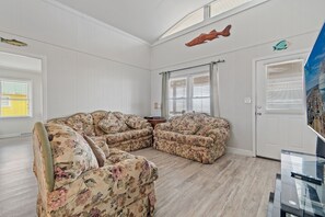 TV - "Charisma" 4 Bedroom, 2 Bathroom, Oceanfront (Holden Beach)