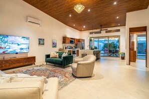 TV, stereo - Casa Mkumbi - Downtown Waterfall Oasis (Jaco)