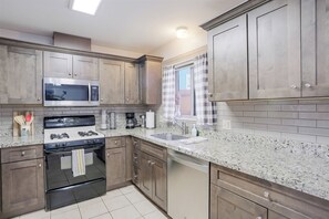 Private kitchen - 4-Bedroom near Downtown Prescott (Prescott)