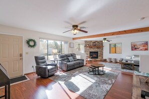 Living area - 4-Bedroom near Downtown Prescott (Prescott)