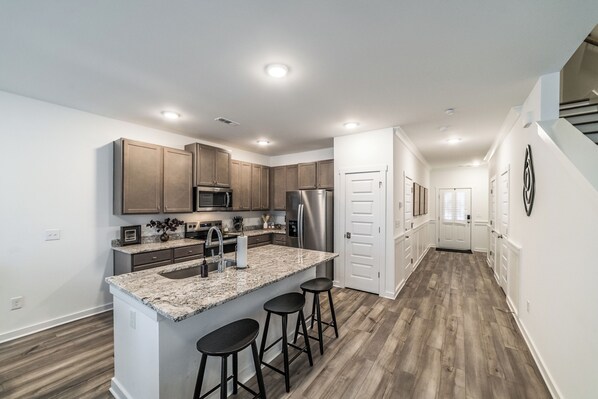 Fridge, microwave, oven, stovetop - Chic Huntsville Stay: Near MidCity, Dining & Shops (Huntsville)