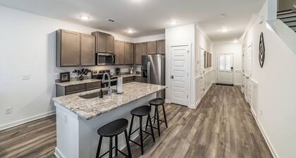 Chic Huntsville Stay: Near MidCity, Dining & Shops
