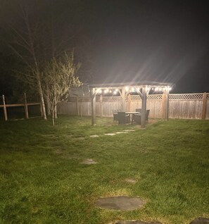 Outdoor dining - Large 6BR with Game Room, Perfect for Large Families & Groups, Forks PNW Retreat (Forks)