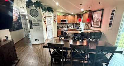 Large 6BR with Game Room, Perfect for Large Families & Groups, Forks PNW Retreat