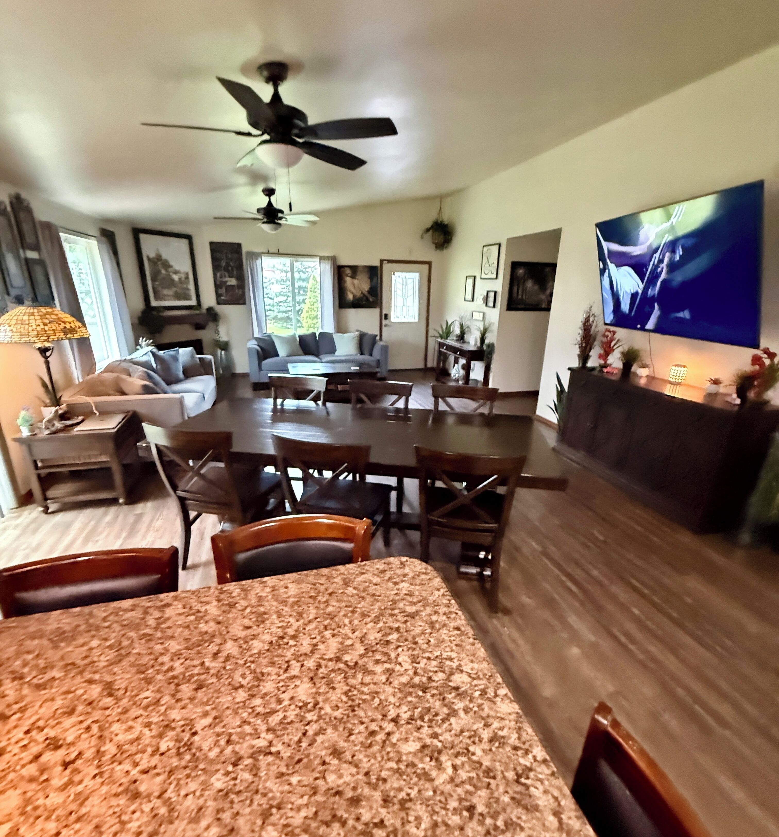 Smart TV, chimenea, videojuegos y libros 