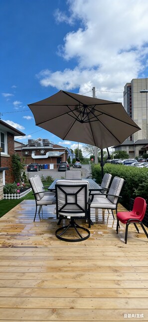 Outdoor dining - Cozy modern home, around 10 minutes walk to Falls, pet and party friendly! (Niagara Falls)