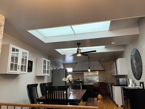 Dining - Cozy modern home, around 10 minutes walk to Falls, pet and party friendly! (Niagara Falls)