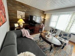 Living area - Cozy modern home, around 10 minutes walk to Falls, pet and party friendly! (Niagara Falls)