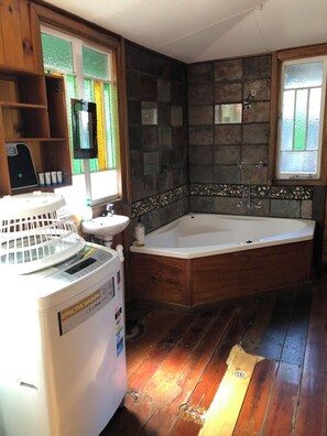 Bathroom - Olunda - 17 Emu Street, Emu Park (Emu Park)