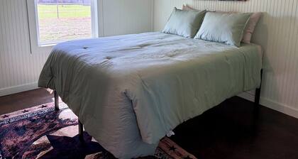 Quiet 2-bedroom 2 bath Barndominium on the edge of Gatesville