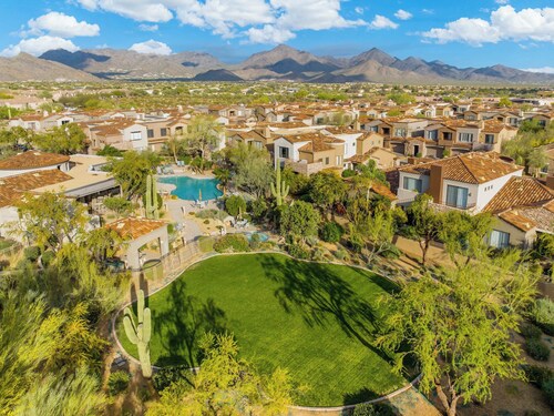 Stylish 2BR and 2BA Private Condo Getaway