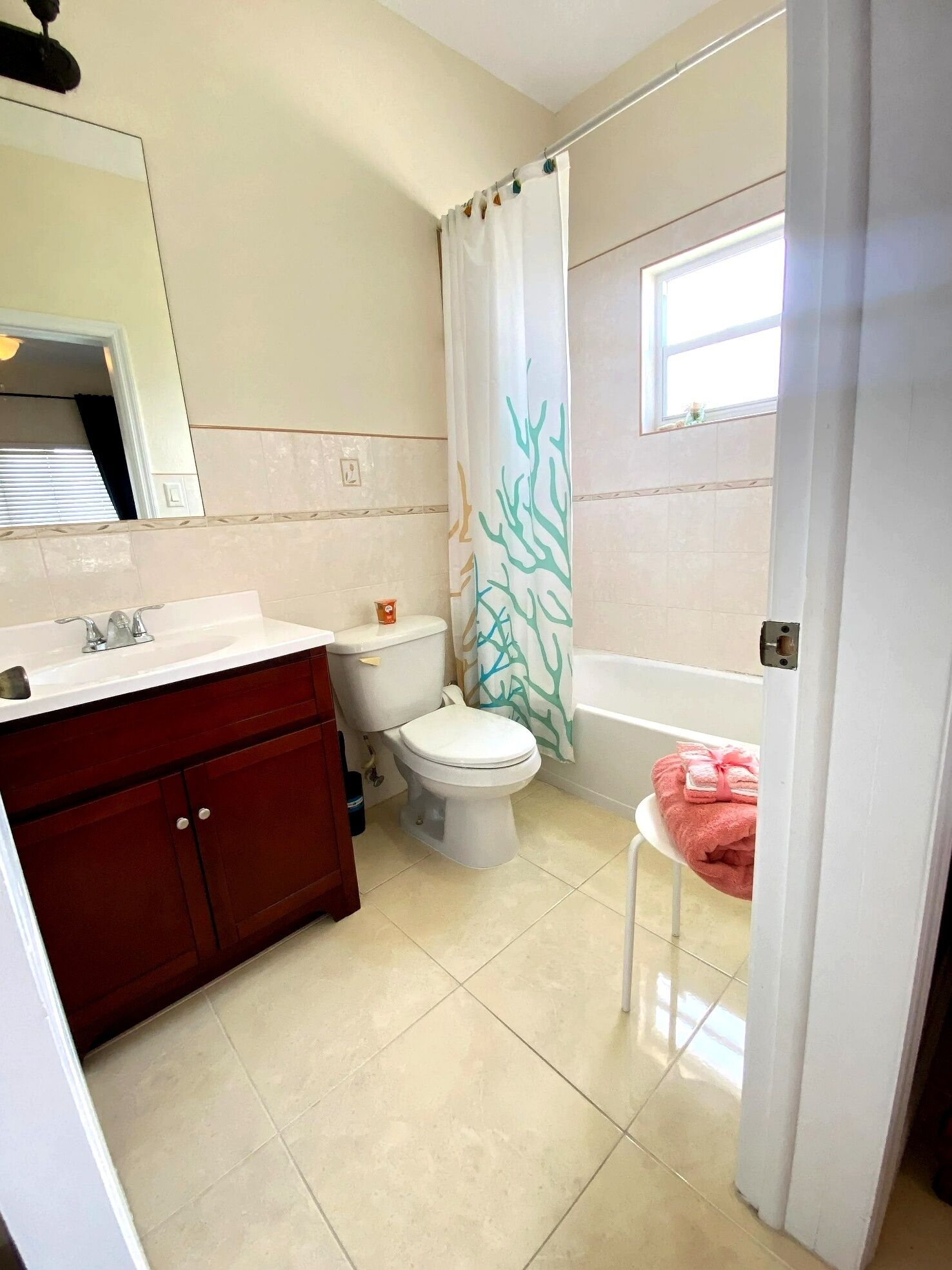 Sèche-cheveux, bidet, serviettes fournies, savon