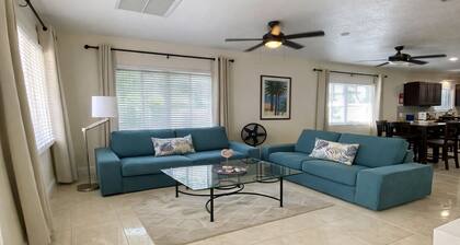 Entire Private 2BR 2 Bath Townhouse Near Seven Mile Beach w/ Balcony + Garden