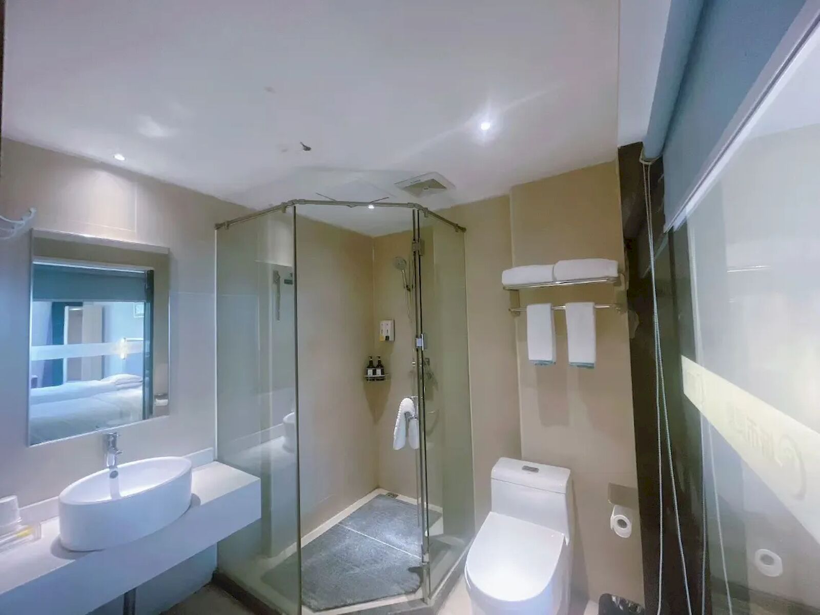 Dusche, kostenlose Toilettenartikel, Haartrockner, Handtücher
