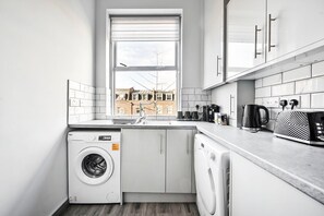 Refrigerador, microondas, horno, cafetera/tetera