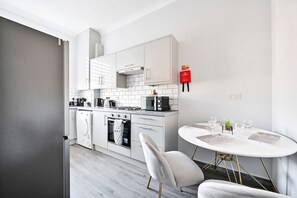 Refrigerador, microondas, horno, cafetera/tetera