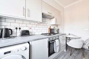 Fridge, microwave, oven, coffee/tea maker - Luxury Flat in Central London! (London)