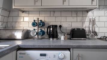 Coffee/tea maker, fridge, microwave, oven