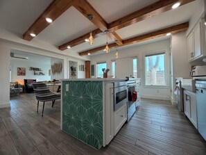 Fridge, microwave, oven, stovetop - SS304 Private Pool, Charcoal Grill, Golf Cart Access (Port Aransas)