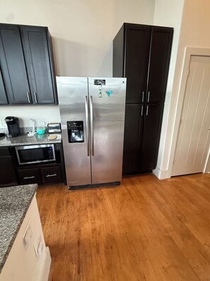 Private kitchen - Chic Loft Living at Historic Drayton Mills – Walk to Dining & Trails (Drayton)