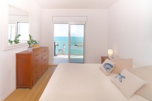 Iron/ironing board - Perfect seaside getaway: Cozy apartment with spectacular views in Sant Antoni de Calonge 🌅⚓ (Sant Antoni de Calonge)