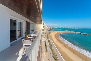 Outdoor dining - Perfect seaside getaway: Cozy apartment with spectacular views in Sant Antoni de Calonge 🌅⚓ (Sant Antoni de Calonge)