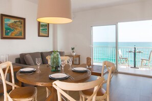 Dining - Perfect seaside getaway: Cozy apartment with spectacular views in Sant Antoni de Calonge 🌅⚓ (Sant Antoni de Calonge)