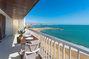 Outdoor dining - Perfect seaside getaway: Cozy apartment with spectacular views in Sant Antoni de Calonge 🌅⚓ (Sant Antoni de Calonge)