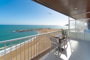 Outdoor dining - Perfect seaside getaway: Cozy apartment with spectacular views in Sant Antoni de Calonge 🌅⚓ (Sant Antoni de Calonge)