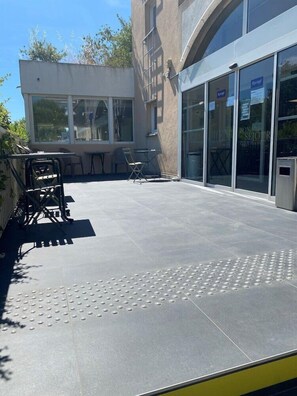 Outdoor dining - Kyriad Fréjus Centre - Saint-raphaël (Fréjus)