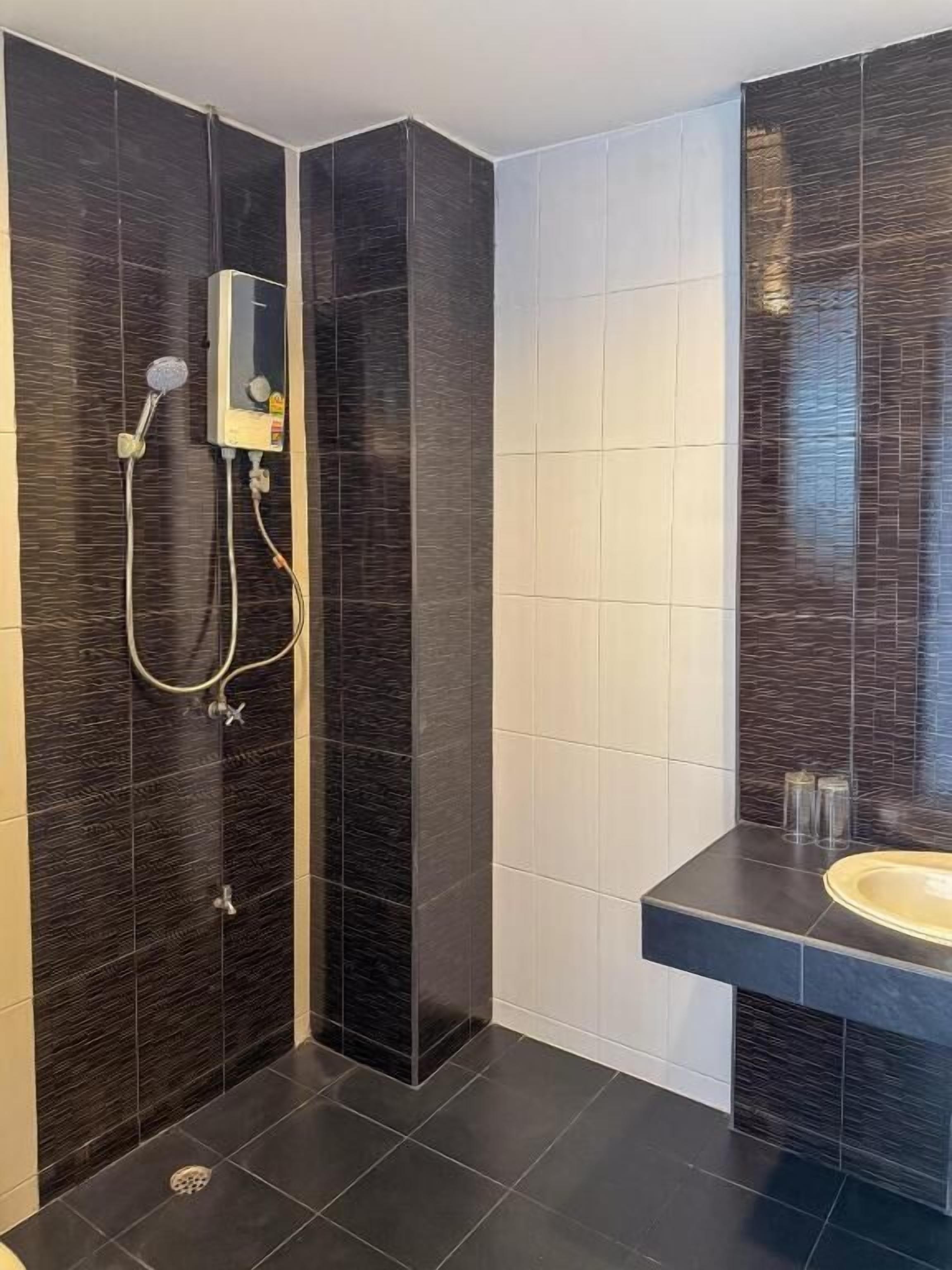 Twin Room, City View | Bathroom