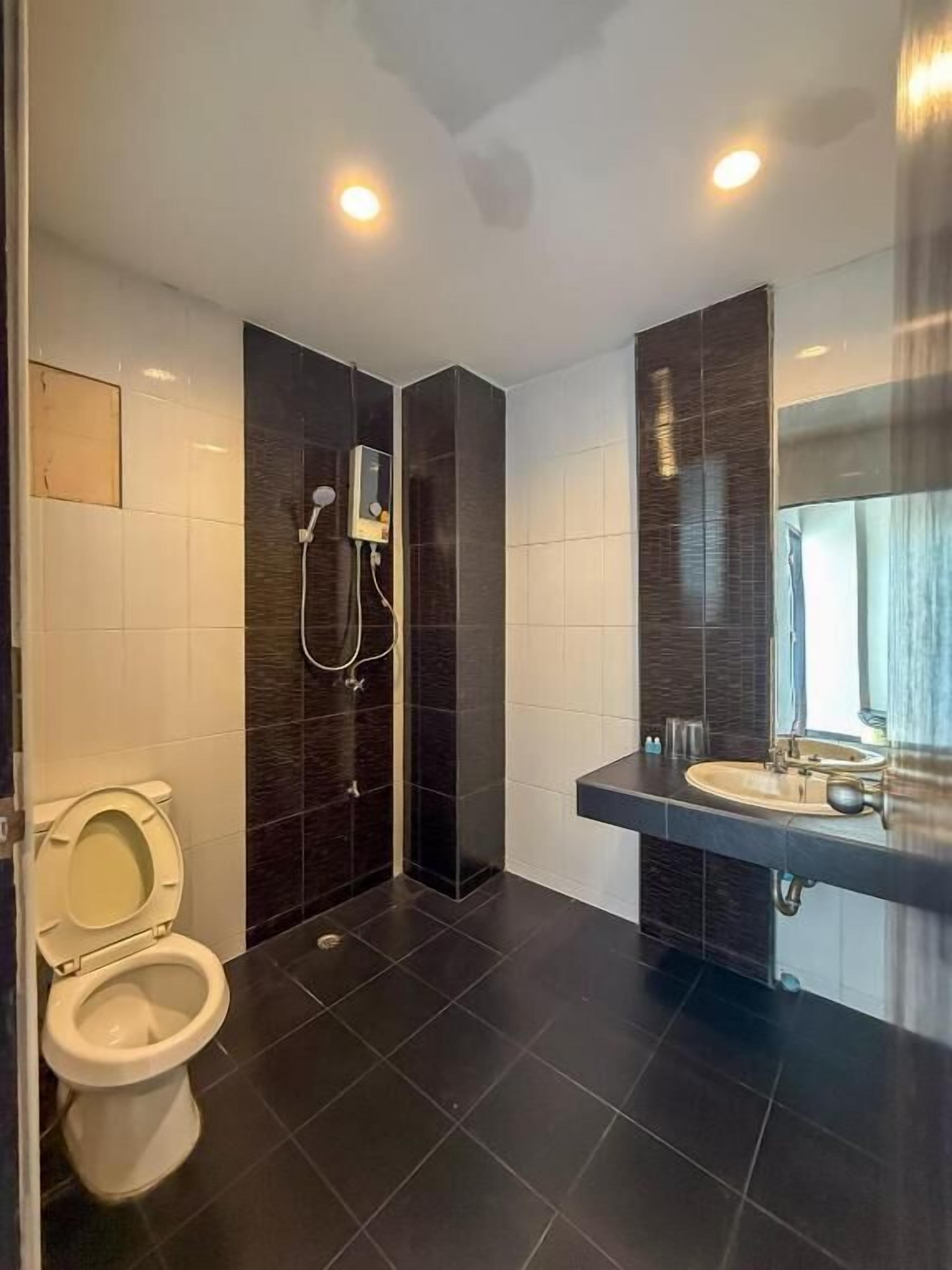 Chambre avec lits jumeaux, vue ville | Salle de bain