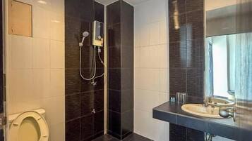 Chambre avec lits jumeaux, vue ville | Salle de bain