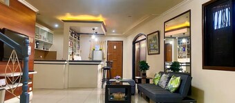CDO City Centre, Spacious 4 Bedroom Townhouse with 24/7 Security and Parking