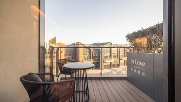 Executive driepersoonskamer | Terrein van de accommodatie