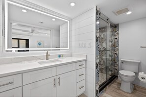 Shower, towels - Stunning Gulf front Sundial NEW! (Sanibel)