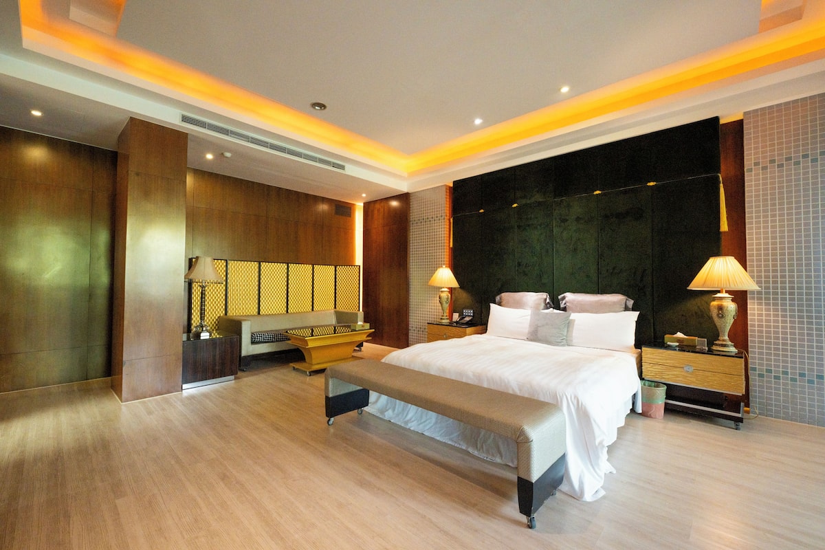 Premium King Room | Free minibar, free WiFi, bed sheets