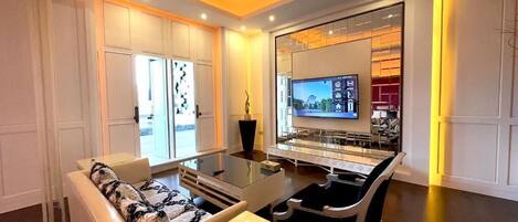 Premium King Room | Living area