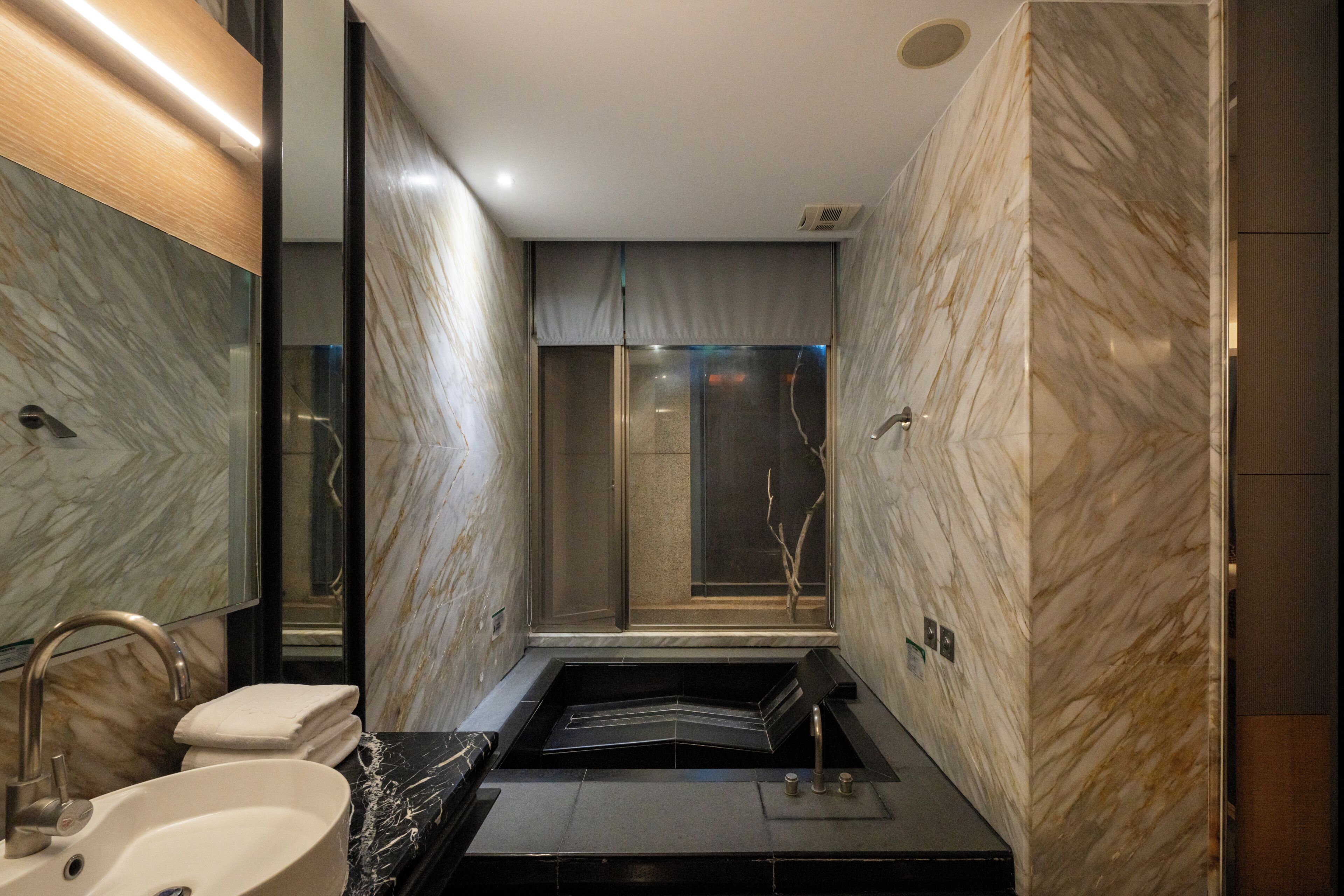 Habitación doble superior | Baño | Bañera y ducha independientes, secador de pelo, toallas y champú