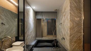 Habitación doble superior | Baño | Bañera y ducha independientes, secador de pelo, toallas y champú