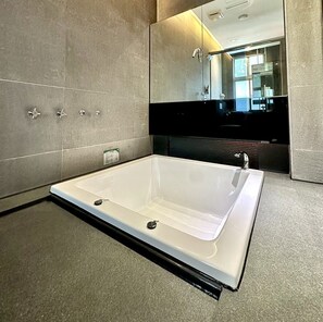 Elegant King Room | Bathroom | Separate tub and shower, hair dryer, towels, shampoo
