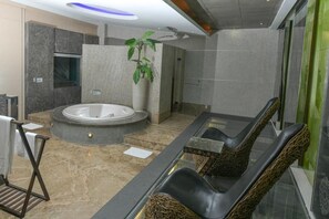 Bathroom | Separate tub and shower, hair dryer, towels, shampoo - Sun-View Motel (Hsinchu)