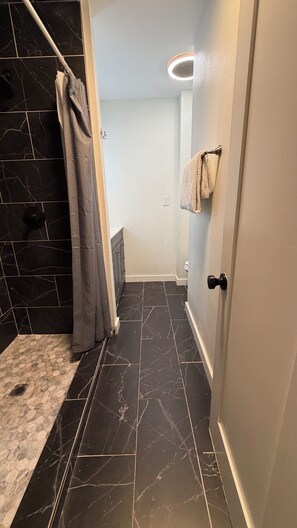 Shower, hair dryer, towels, soap - Enjoyable 2-bedroom condo in charming Destin (Destin)