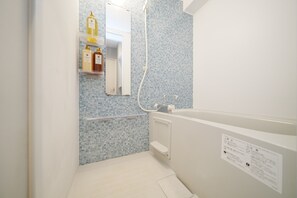 Hair dryer, bidet, towels, soap - YUYU HOUSE池袋，2分钟直达池袋，车站徒步3分钟精致公寓 (Toshima City)