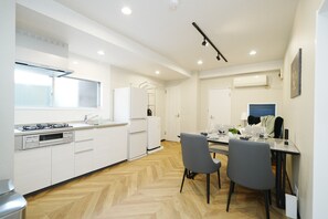 Private kitchen - YUYU HOUSE池袋，2分钟直达池袋，车站徒步3分钟精致公寓 (Toshima City)