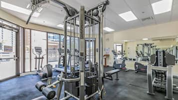 Apartamento, balcón, vistas al canal | Sala de fitness