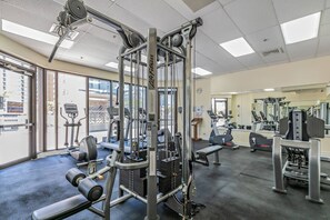 Apartamento, sacada, vista para o canal | Sala de fitness