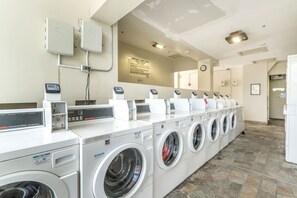 Apartamento, sacada, vista para o canal | Parte interna