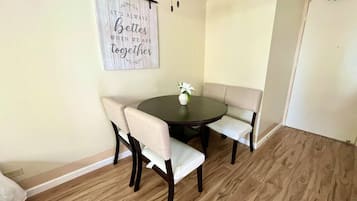 Apartamento, balcón, vistas al canal | Restauración